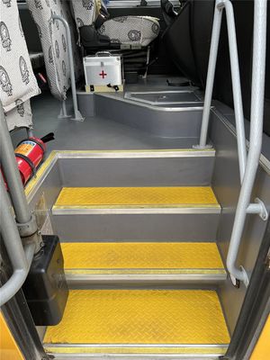 46 席 改装された学校バス 黄色 手動トランスミッション